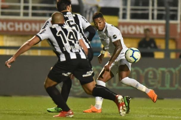 Atlético derrotou Santos por 2 a 1, de virada, com gols de Chará, e avançou às quartas de final da Copa do Brasil