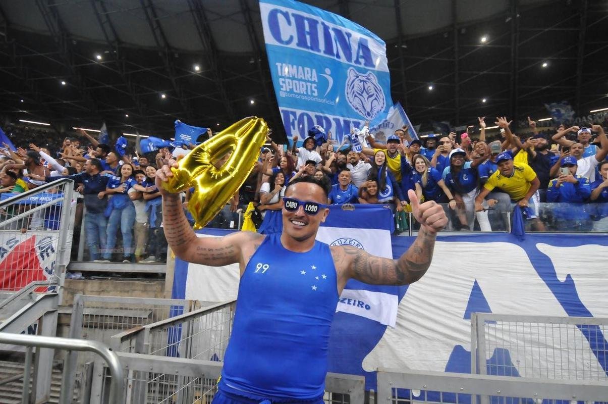 Fotos da grande festa da torcida e do time do Cruzeiro aps a vitria sobre o Operrio, por 1 a 0, que aproximou o time celeste do acesso  Srie A