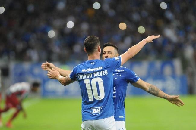 No segundo tempo, Cruzeiro perdeu pnalti com Sass, mas chegou  virada em nova cobrana, dessa vez bem executada por Thiago Neves: 2 a 1