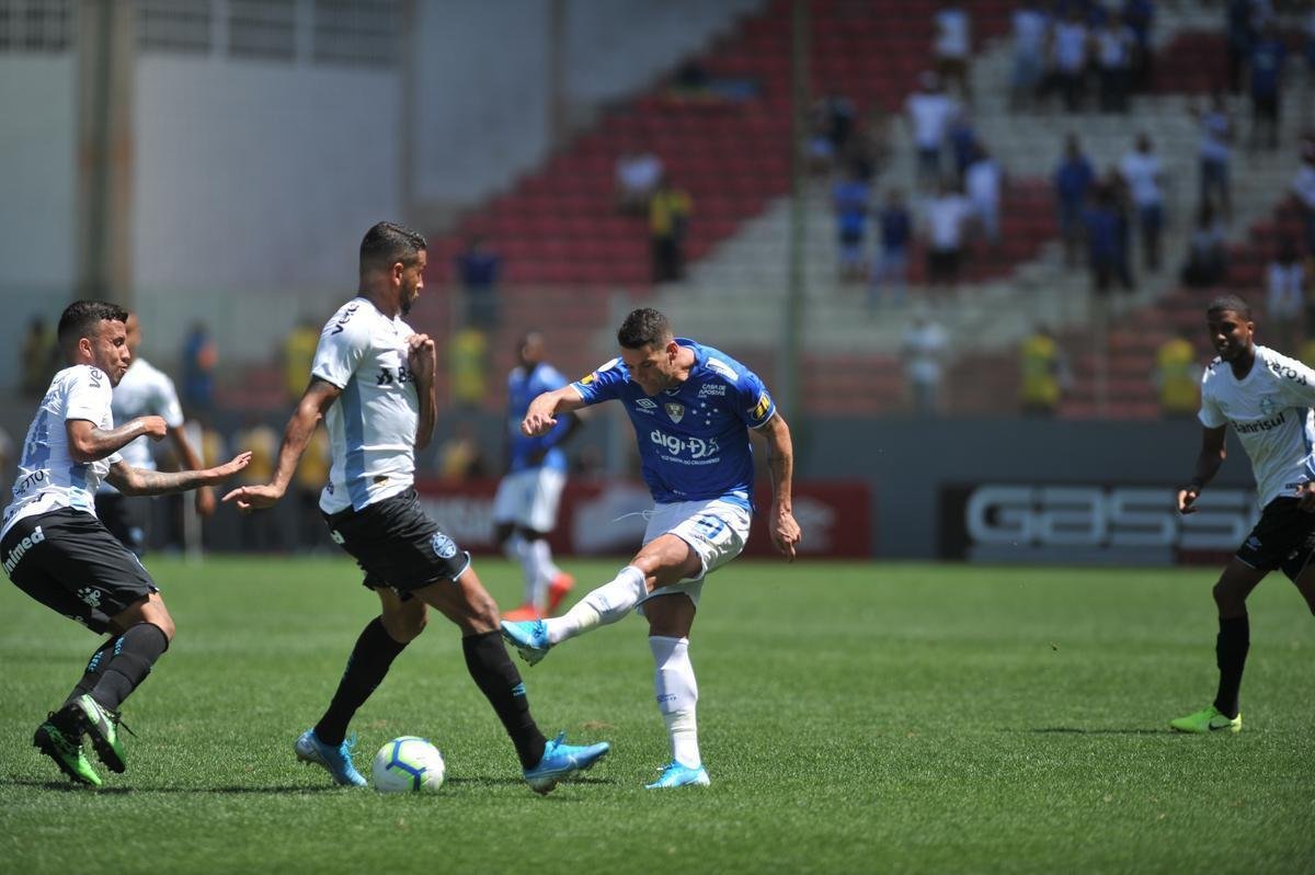 Na reta final do jogo, Grmio ampliou para 4 a 1 e jogadores como Thiago Neves e Edilson foram muito vaiados, assim como o vice-presidente de futebol Itair Machado