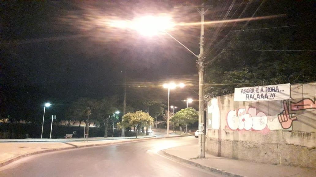 Faixas de apoio ao Cruzeiro so estendidas em Belo Horizonte antes da partida contra o FLuminense