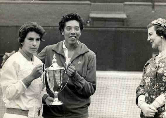 Maria Esther Bueno ao lado da parceira norte-americana Althea Gibson na conquista de Wimbledon, em 1958