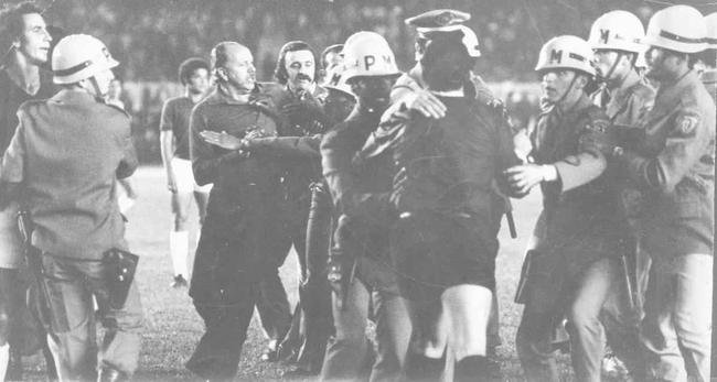 Vasco venceu Cruzeiro por 2 a 1 pela final do Campeonato Brasileiro de 1974. Partida ficou marcada por erro de rbitro Armando Marques, que anulou gol legtimo do volante celeste Z Carlos. Empate no Maracan daria ttulo aos mineiros.