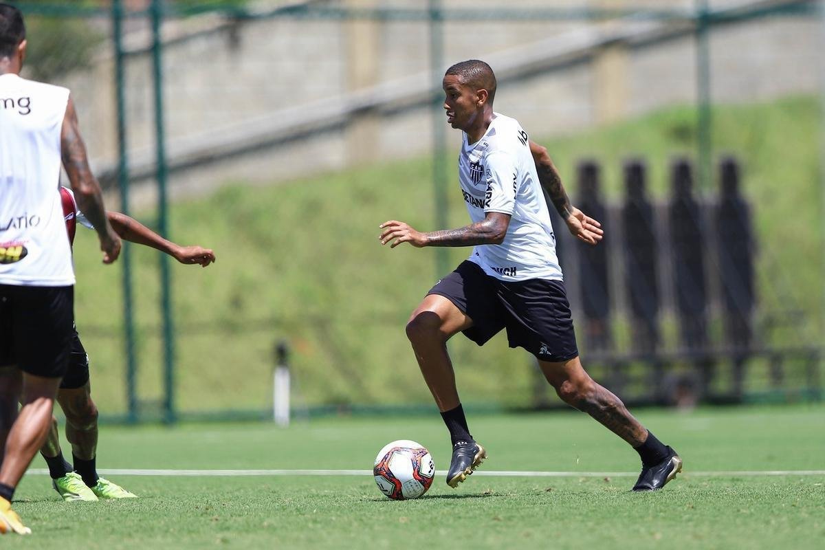 Treino do Atlético em campo. Jogadores fizeram atividade pela manhã no gramado. No período da tarde, trabalho foi na academia