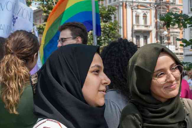 Mulheres muulmanas participam da marcha do Orgulho LGBT em Ontrio (Canad)