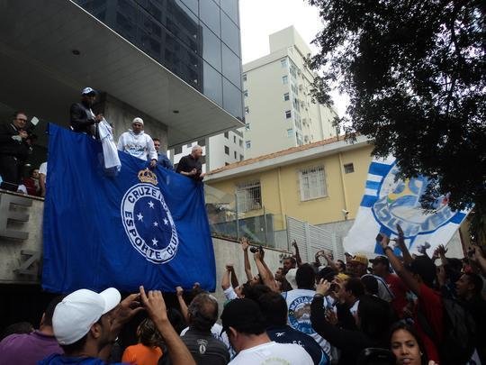 Novo reforo do Cruzeiro, Jlio Baptista foi recepcionado pelo presidente Gilvan de Pinho Tavares e acenou para torcedores da sacada da sede administrativa no Barro Preto