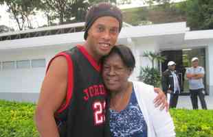 25/04/2013 - Visita de Dona Miguelina ao filho, Ronaldinho Gacho, na Cidade do Galo