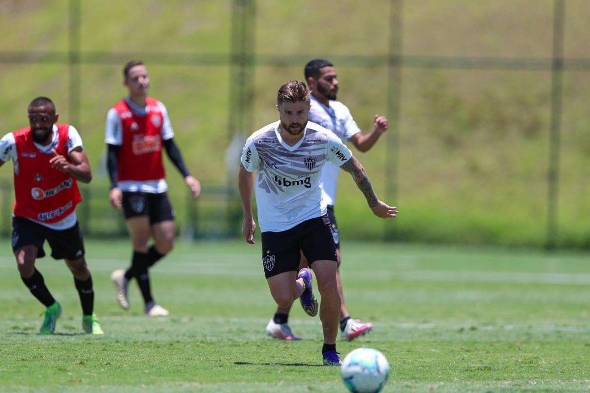 Eduardo Sasha - Jorge Sampaoli prefere escalá-lo como 'falso 9'. Porém, Sasha é versátil, tem mobilidade e pode ser deslocado para a ponta esquerda. Já atuou no setor em outros momentos da carreira. Se essa for a opção escolhida, o comando de ataque voltaria a ficar a cargo de Eduardo Vargas, reserva diante do Santos.