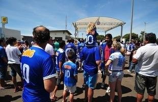 Torcida faz festa em aeroporto para receber o tricampe�o Brasileiro