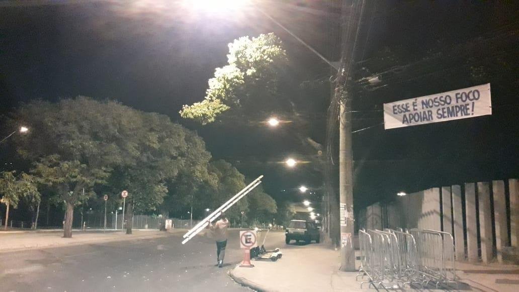 Faixas de apoio ao Cruzeiro so estendidas em Belo Horizonte antes da partida contra o FLuminense