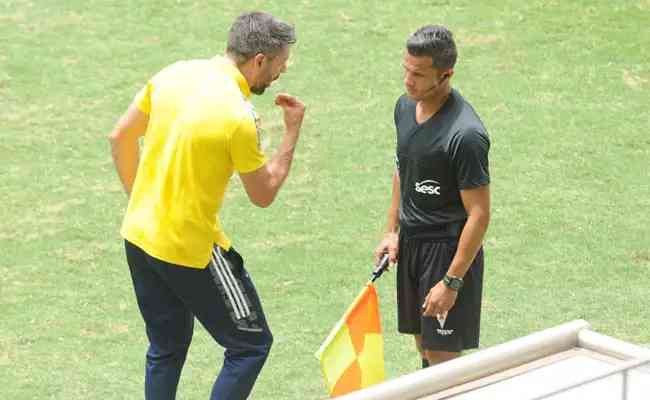 Paulo Pezzolano reclama com auxiliar durante jogo entre Cruzeiro e Villa Nova