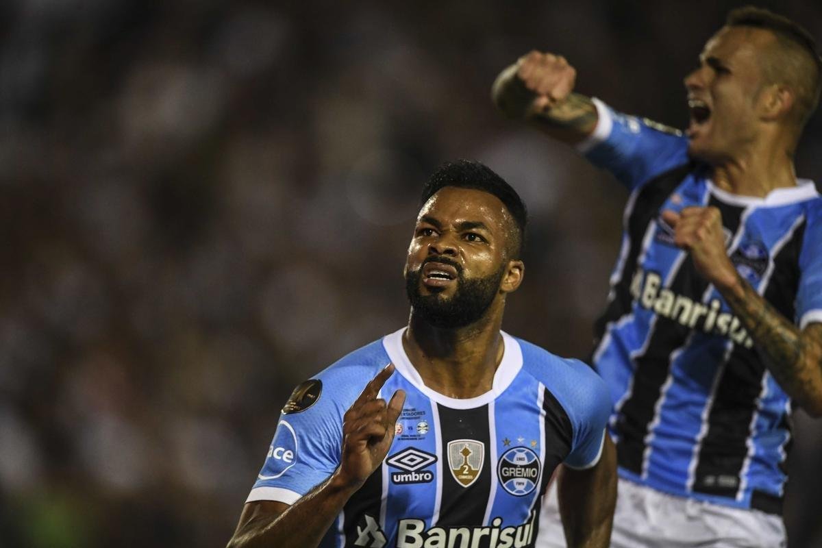 Fernandinho abriu o placar no estdio La Fortaleza: 1 a 0