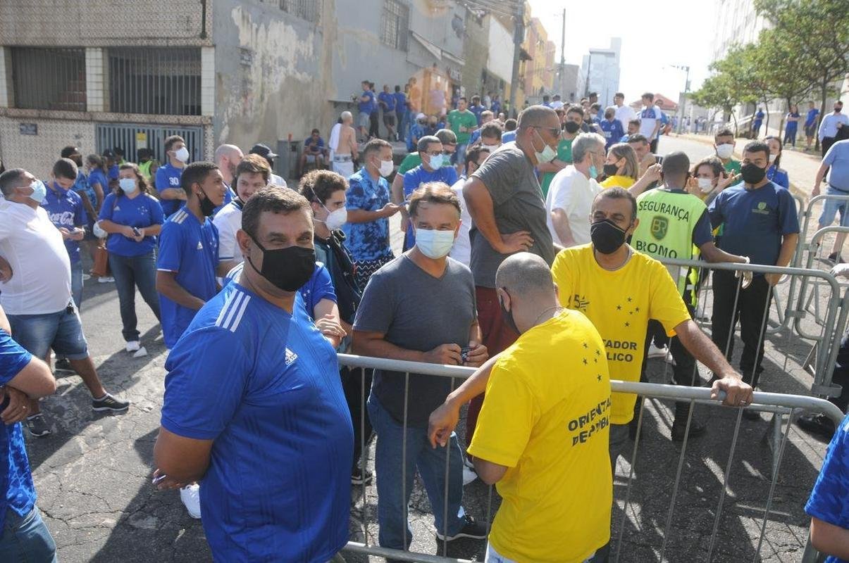 Fotos da torcida do Cruzeiro na vitria do time por 3 a 0 sobre a URT, no Independncia, pela primeira rodada do Campeonato Mineiro. Ronaldo, dono de 90% da SAF cruzeirense, esteve presente e foi ovacionado pelo pblico