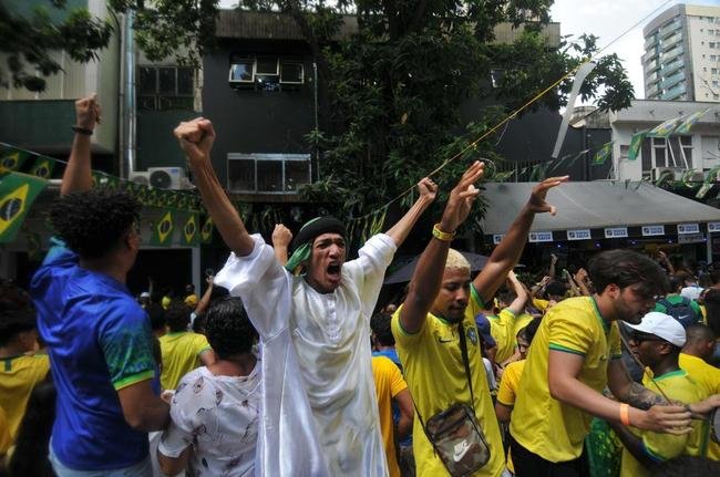 Na regio da Savassi, em BH, torcedores vibram com vitria do Brasil sobre a Sua, por 1 a 0, pela segunda rodada do Grupo G da Copa do Mundo do Catar