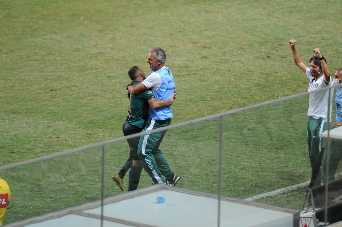 Com uma bomba, Rodolfo abriu o placar para o Amrica depois de assistncia de Al: 1 a 0