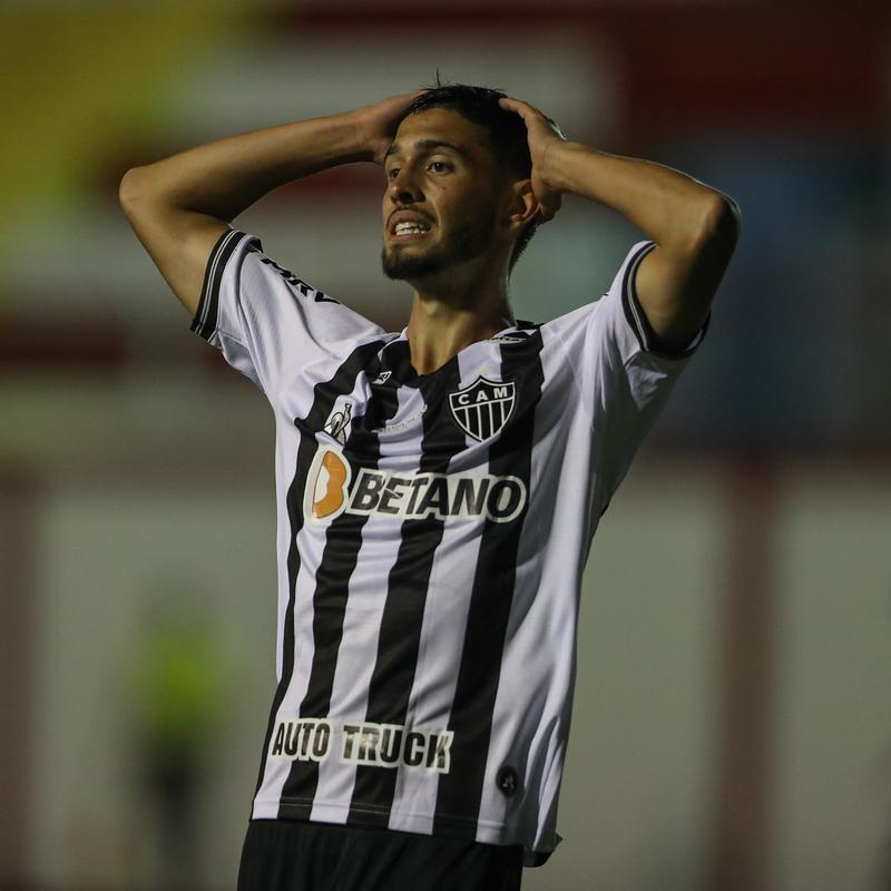 Tombense e Atlético se enfrentaram nesta quinta-feira (4), em partida válida pela 2ª rodada do Campeonato Mineiro. O confronto foi realizado no Estádio Antônio Guimarães de Almeida, em Tombos. No primeiro tempo, uma queda de energia paralisou a partida por cerca de 20 minutos.