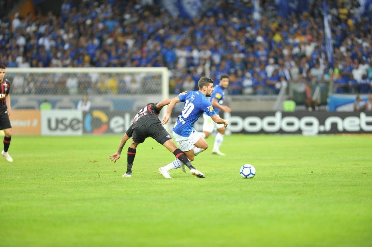 Lances do primeiro tempo do duelo entre Cruzeiro e Atltico, no Mineiro, pelas oitavas de final da Copa do Brasil