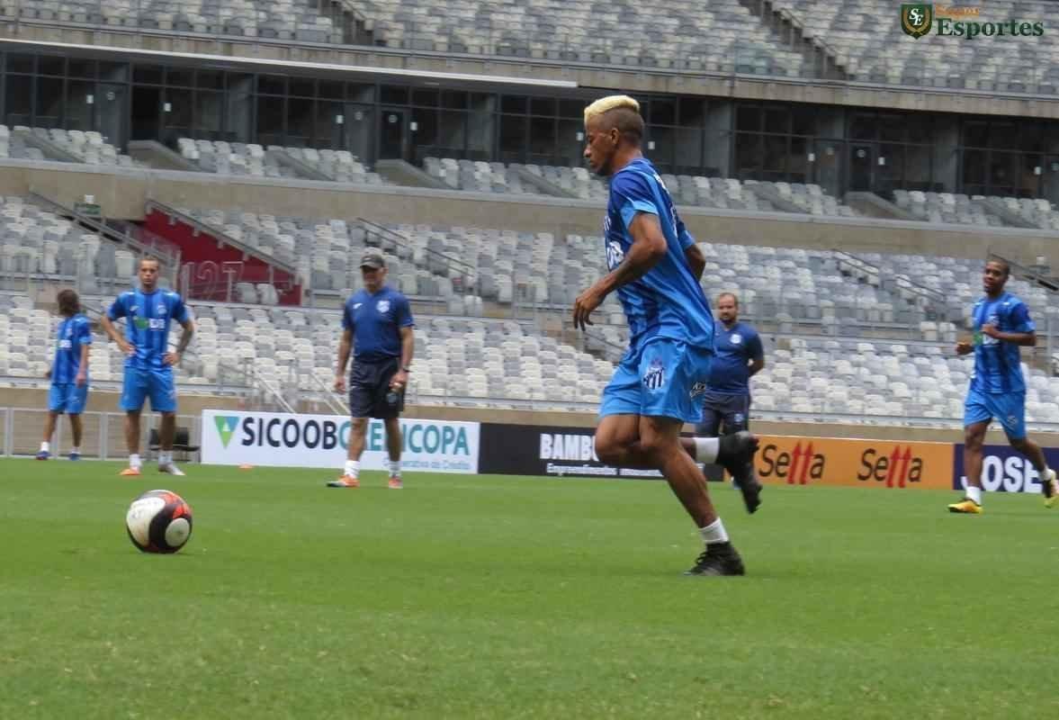 Durante o treinamento, tcnico Rodrigo Santana dividiu a equipe em dois grupos, sendo que ambos construam jogadas de cruzamentos. Na segunda parte da atividade, o treinador observou a equipe em bolas paradas, e o sistema defensivo levou a melhor.  O treino serviu para a URT ter a noo de espao do Mineiro.