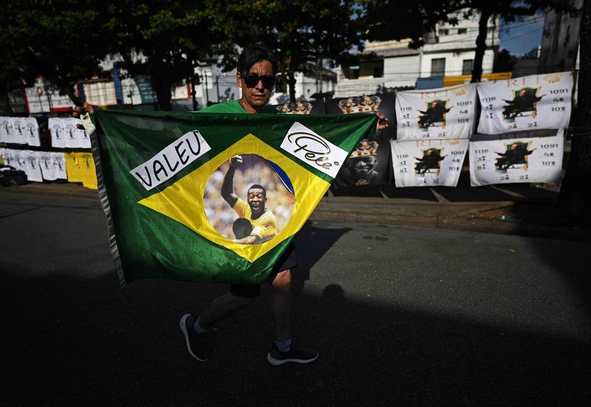 Os ltimos momentos do velrio de Pel, na Vila Belmiro, estdio do Santos. 