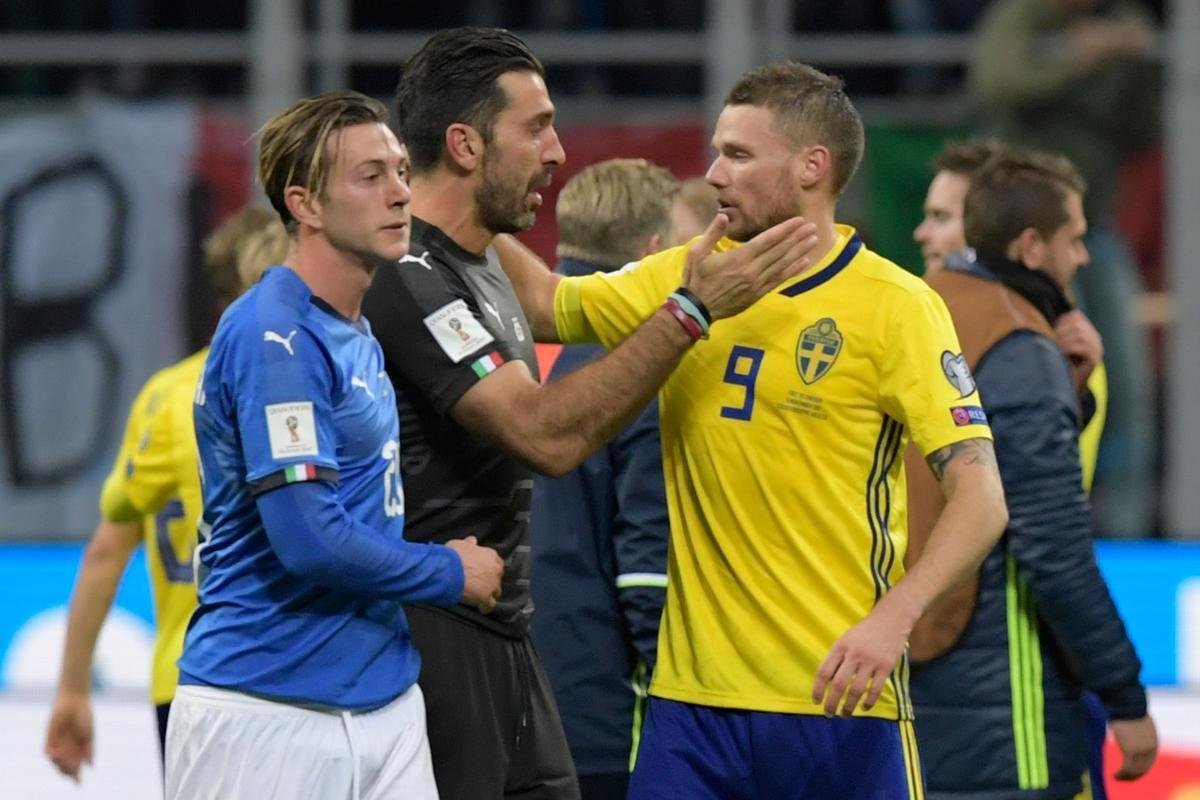 Imagens da decepo italiana com a eliminao diante da Sucia na repescagem: Azzurra fora da Copa