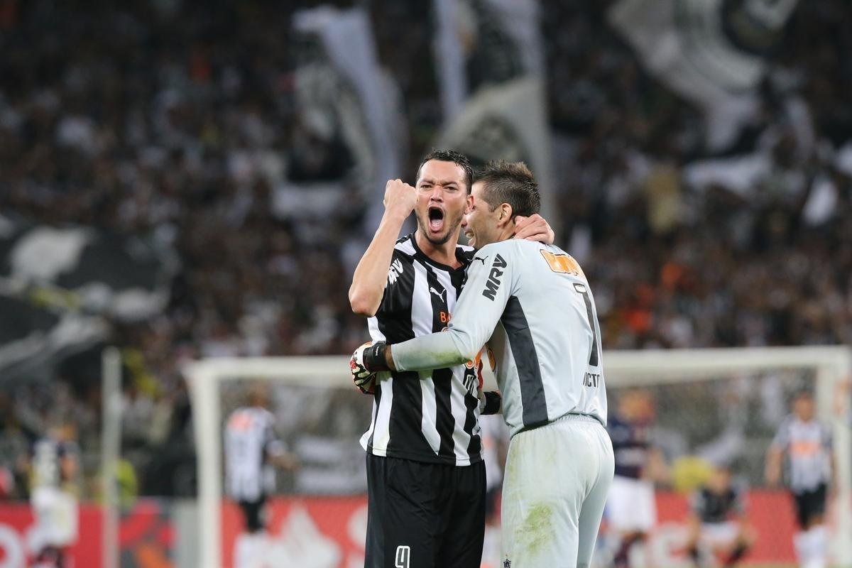 Victor e Rver comemoram ttulo da Recopa Sul-Americana de 2014 sobre o Lans, da Argentina