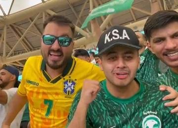 Rafael Morientes vibra ao lado de torcedores sauditas com triunfo surpreendente  contra seleção de Lionel Messi, uma das favoritas na Copa do Catar