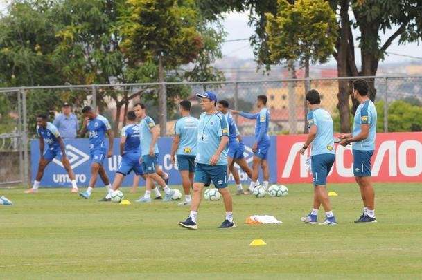 Adilson Batista em ao em seu primeiro treino  frente do Cruzeiro