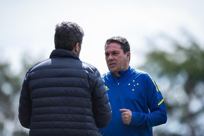Luxemburgo conversou com os jogadores e orientou o time durante o treino