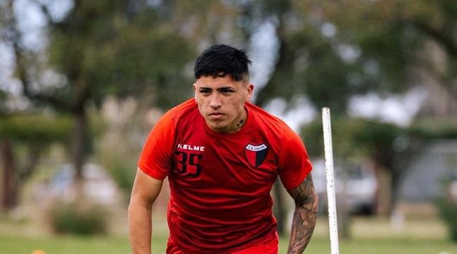 Facundo Farias, 18 anos, meia do Coln, da Argentina. O jogador tem caractersticas mais ofensivas, podendo atuar como extremo, mas tambm realiza funes de meio-campista. Recentemente, foi oferecido ao Palmeiras e ao Flamengo. Na temporada 2020/21, disputou 17 jogos e marcou quatro gols.