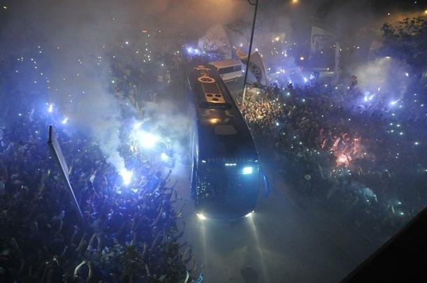 Torcida cruzeirense fez grande festa para recepcionar o time no Mineiro antes do duelo com o Flamengo