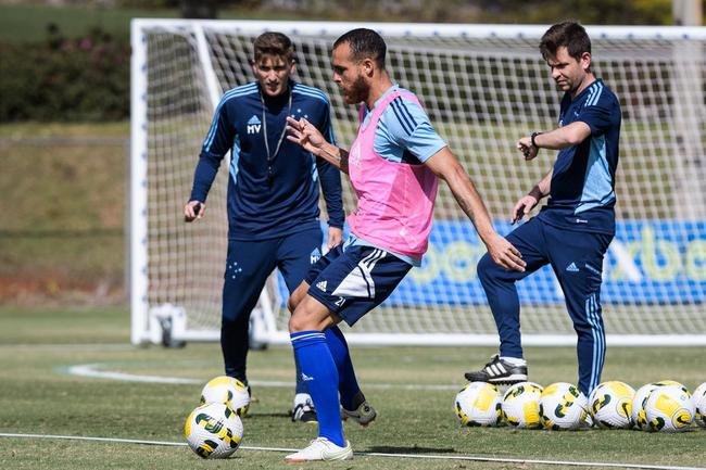 Fotos do treino do Cruzeiro neste domingo, na Toca da Raposa II. As novidades foram as presenas do atacante Rafa Silva, recuperado de incmodo no p direito, e dos recm-contratados Luis Felipe (zagueiro, ex-PSV da Holanda) e Bruno Rodrigues (atacante, ex-Famalico de Portugal)