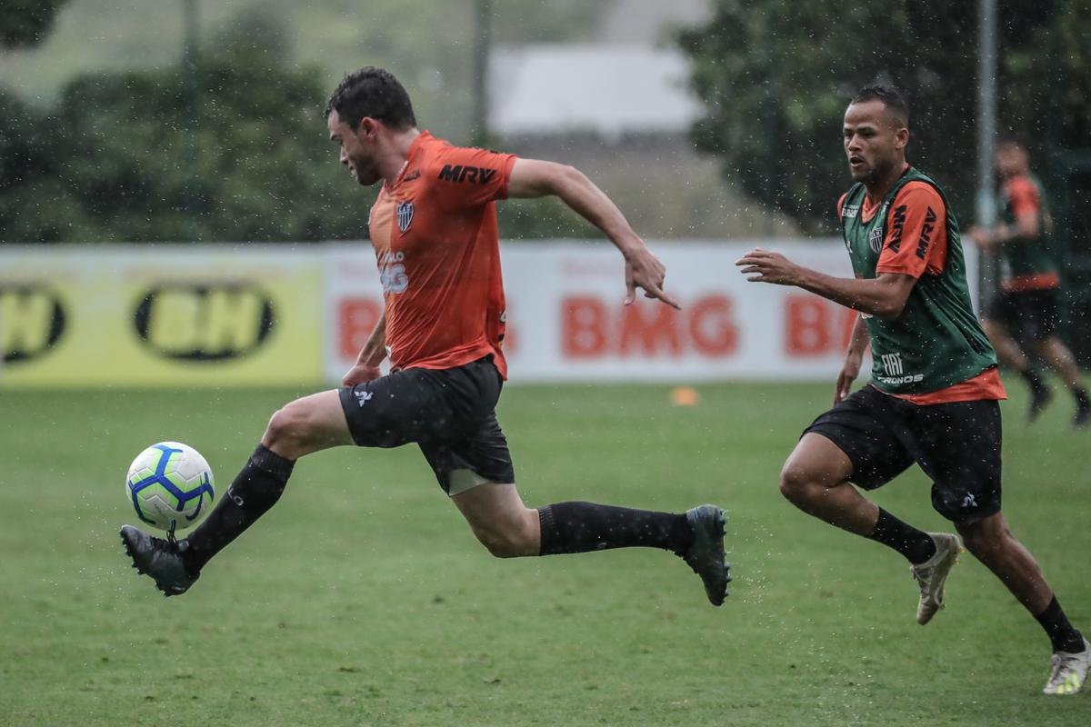 Atltico treina com Victor e Jair em campo; veja fotos