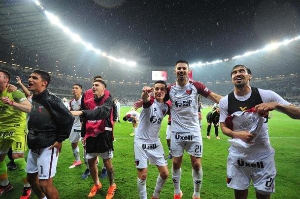 Atltico perdeu por 4 a 3 para o Coln nos pnaltis e foi eliminado da Copa Sul-Americana. Goleiro argentino Burin defendeu penalidades de Rver e Cazares