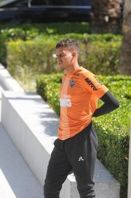 Treino do Atltico nesta segunda-feira, na Cidade do Galo, contou com a volta do meia  Juan Cazares. Direo no chegou a acordo para vend-lo a clube saudita. Tcnico Rafael Dudamel relacionou 23 jogadores para a viagem a Santa Fe, local da estreia na Sul-Americana, quinta-feira, contra o Unin-ARG. Jogador equatoriano ficou fora da lista.