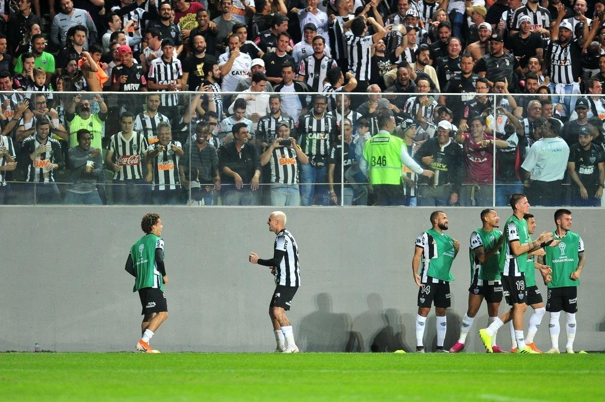 Galo deslanchou no segundo tempo com gols de Fbio Santos, de pnalti, e Vinicius