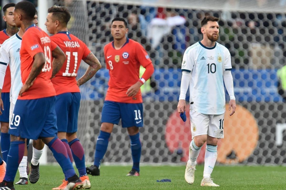 Medel deu peitadas em Messi durante primeiro tempo de Argentina e Chile, e ambos foram expulsos pelo rbitro paraguaio Mario Daz de Vivar. Torcida na Arena Corinthians vaiou a deciso do juiz.