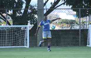 Atacante Sass trabalhou com elenco do Cruzeiro nesta tera-feira e foi apresentado como reforo