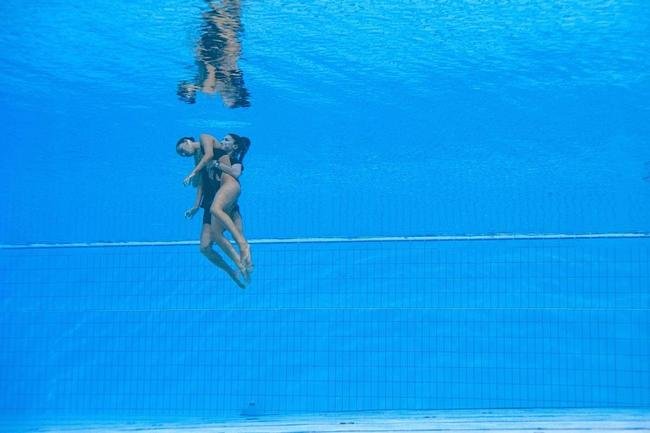 Nadadora Anita lvarez  resgatada pela treinadora Andrea Fuentes aps desmaiar na piscina durante a prova final do solo livre de nado artstico no Mundial de Esportes Aquticos de Budapeste, na Hungria