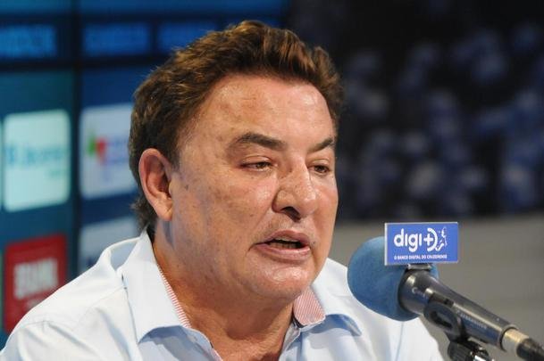 Fotos da apresentao de Adilson Batista como novo tcnico do Cruzeiro. Tcnico teve reunio com jogadores na Toca da Raposa II, falou com a imprensa e depois comandou seu primeiro treino