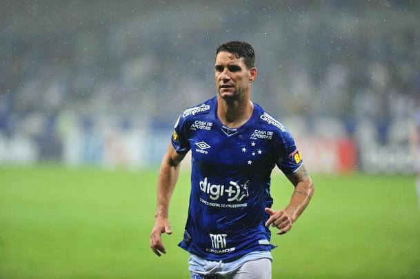 No segundo tempo, Cruzeiro no conseguiu a reao, levou bola na trave e ainda perdeu um pnalti com o meia Thiago Neves. Torcida se revoltou e atirou sinalizadores em campo