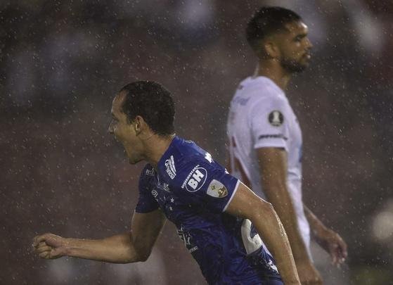 Lance do duelo entre Huracán e Cruzeiro, em Buenos Aires, pelo Grupo B da Copa Libertadores