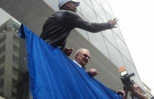 Novo reforo do Cruzeiro, Jlio Baptista foi recepcionado pelo presidente Gilvan de Pinho Tavares e acenou para torcedores da sacada da sede administrativa no Barro Preto