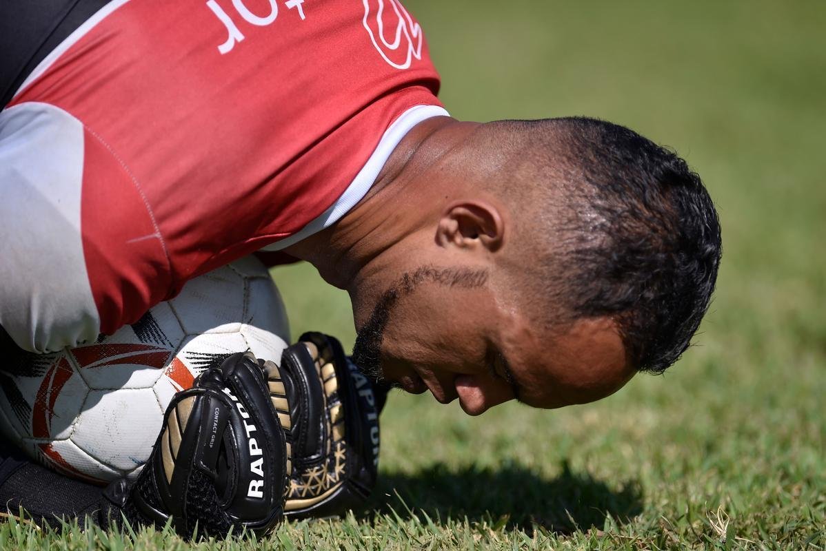 Goleiro Bruno foi apresentado neste sbado pelo Poos de Caldas