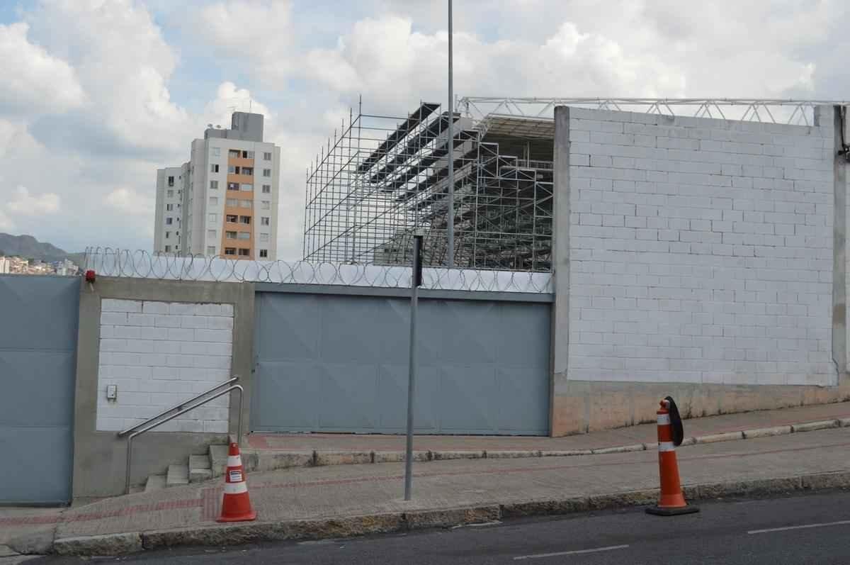 Bem mais alta, arquibancada mvel do Independncia j  visualizada desde a Rua Pitangui