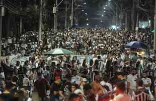 Atleticanos invadiram o Mineiro no jogo contra o Grmio e bateram recorde de pblico no Brasileiro; veja fotos do entorno do estdio antes da partida