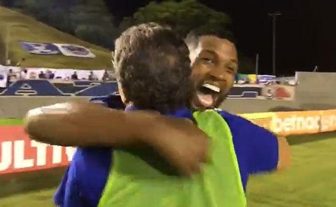 Thiago (autor do gol), jogadores do Cruzeiro e Luxemburgo festejam vitria sobre o Londrina no Paran pela Srie B