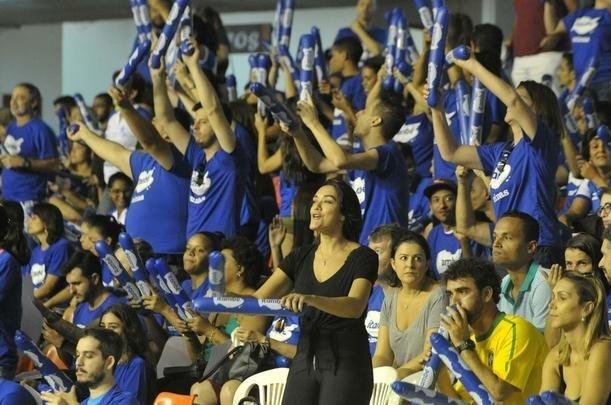 Veja fotos das torcidas na deciso da Superliga Feminina no Mineirinho