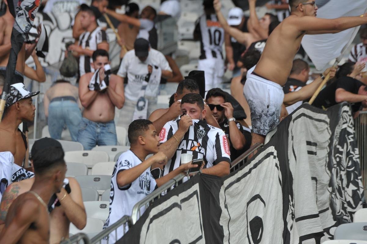 Fotos da torcida do Atltico durante o clssico contra o Cruzeiro