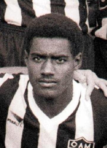 13 - Aílton: artilheiro na conquista da primeira Copa Conmebol do Atlético, em 1992, Aílton balançou as redes seis vezes naquela competição. Em quase seis anos defendendo o Galo, Aílton entrou em campo 264 vezes e marcou 63 gols. Ele também foi campeão mineiro em 1998, 1989 e 1991.