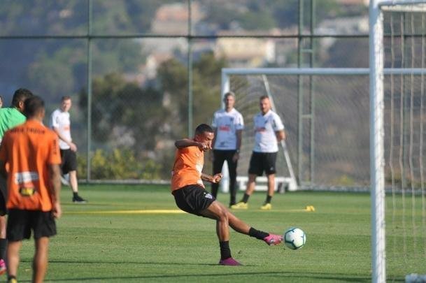 Tarde na Cidade do Galo teve entrevista de Di Santo, pronunciamento de Rui Costa e treino